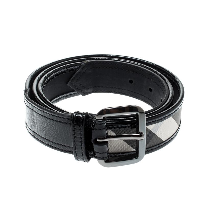Add the label's signature style to your everyday looks with this belt from the house of Burberry. Crafted from Beat check coated nylon and accented with smooth leather, this smart belt which is complete with black-tone buckle, can be paired with