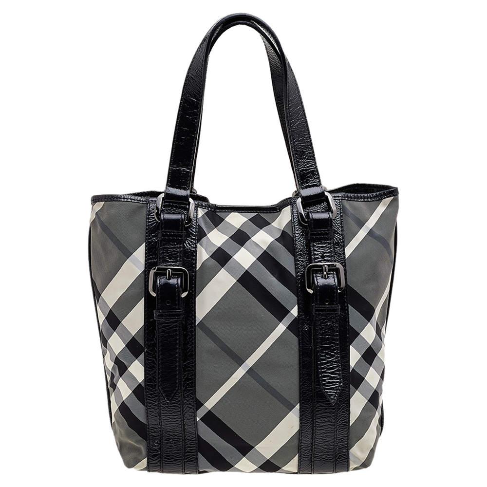 An expert at crafting luxurious pieces, this Lowry tote from Burberry rightfully adds a luxe touch to your designer collection. It is created using black Beat Check nylon and patent leather on the exterior with black-toned hardware completing its