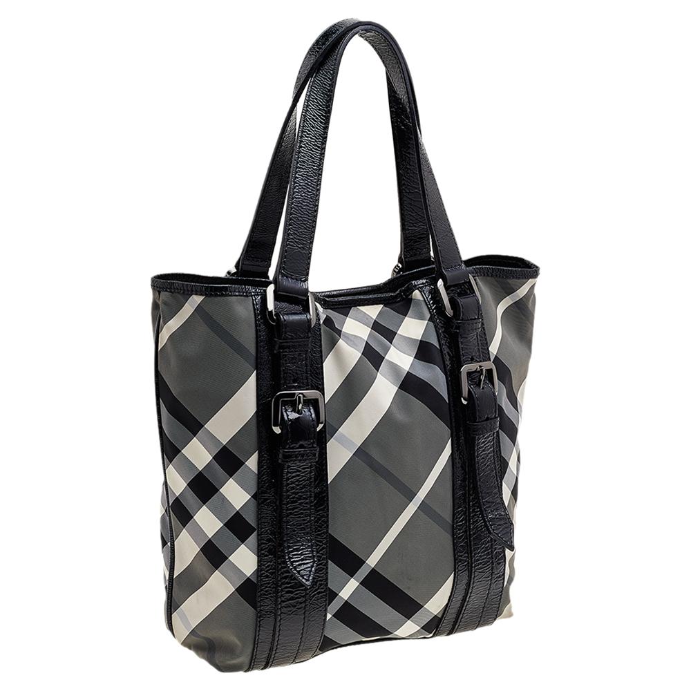 Burberry Black Beat Check Nylon And Patent Leather Lowry Tote In Good Condition In Dubai, Al Qouz 2
