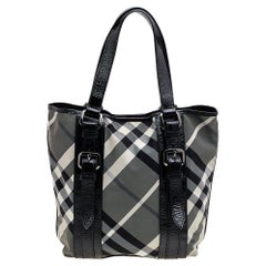 Tragetasche aus Nylon und Lackleder mit schwarzem Beat Check von Burberry