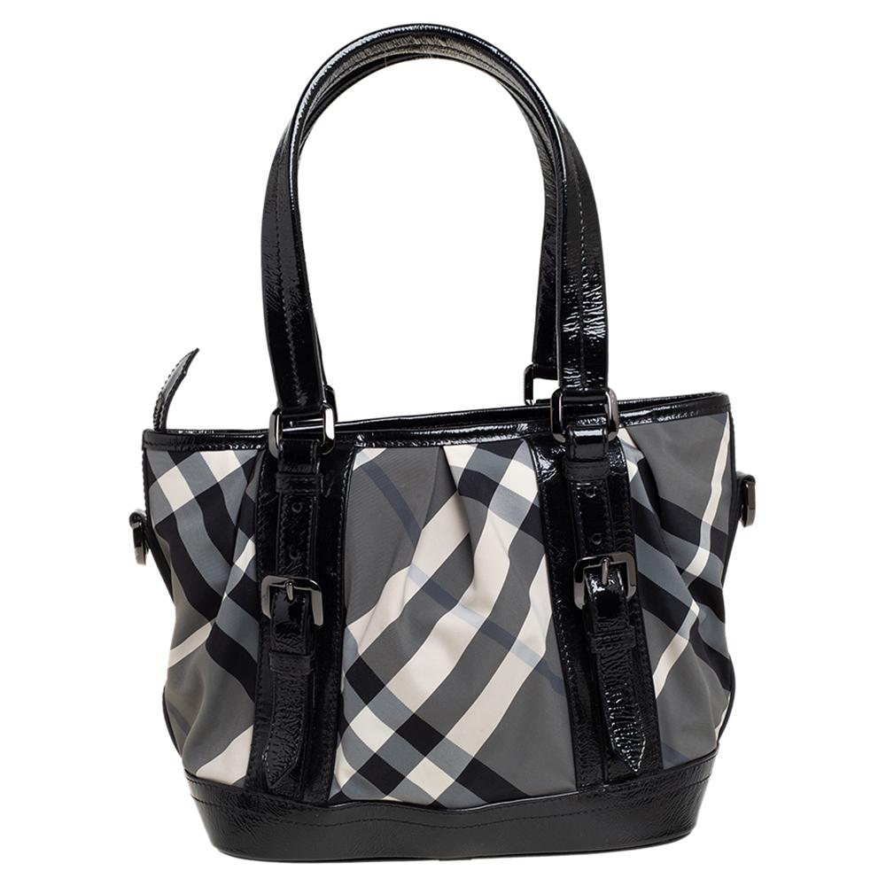 Die Lowry-Tasche aus dem Hause Burberry gehört zu den begehrtesten Taschen und ist eine angenehme Wahl für jeden Modeliebhaber. Diese Tasche aus beschichtetem Beat Check-Nylon und Lackleder verfügt über zwei elegante Griffe an der Oberseite. Die