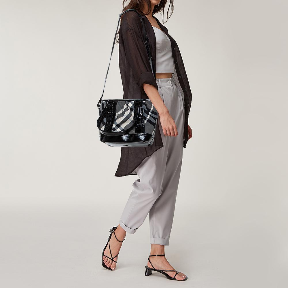 Burberry Black Beat Check Nylon und Lackleder Small Lowry Tote (Schwarz)