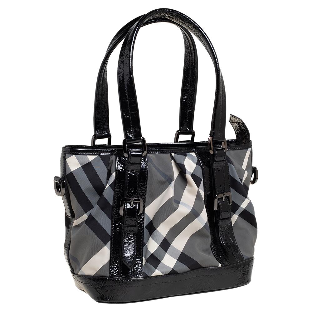 Burberry Black Beat Check Nylon und Lackleder Small Lowry Tote im Zustand „Gut“ in Dubai, Al Qouz 2