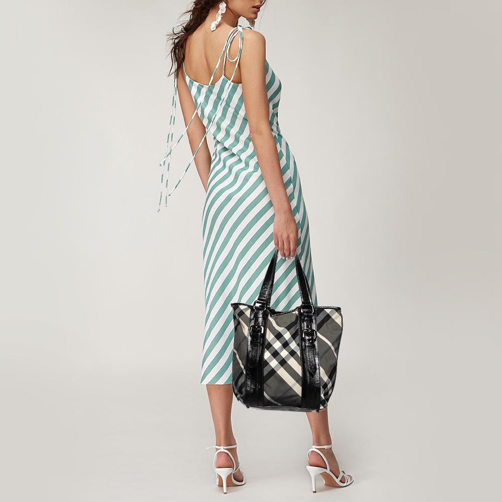 Burberry Black Beat Check Nylon And Patent Leather Victoria Tote In Good Condition In Dubai, Al Qouz 2