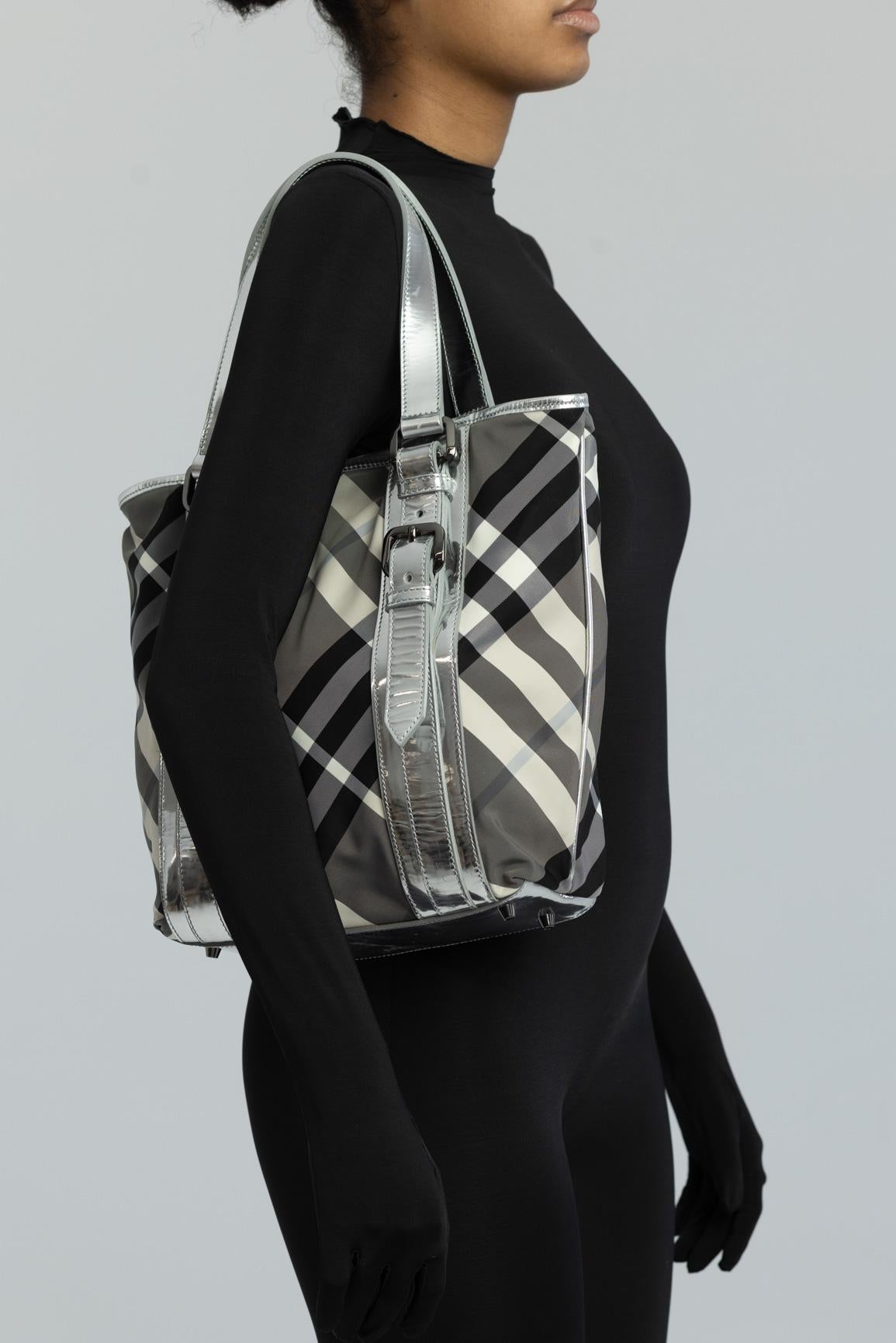 Burberry Black Beat Check Nylon Victoria Tote In Excellent Condition For Sale In Montreal, Quebec