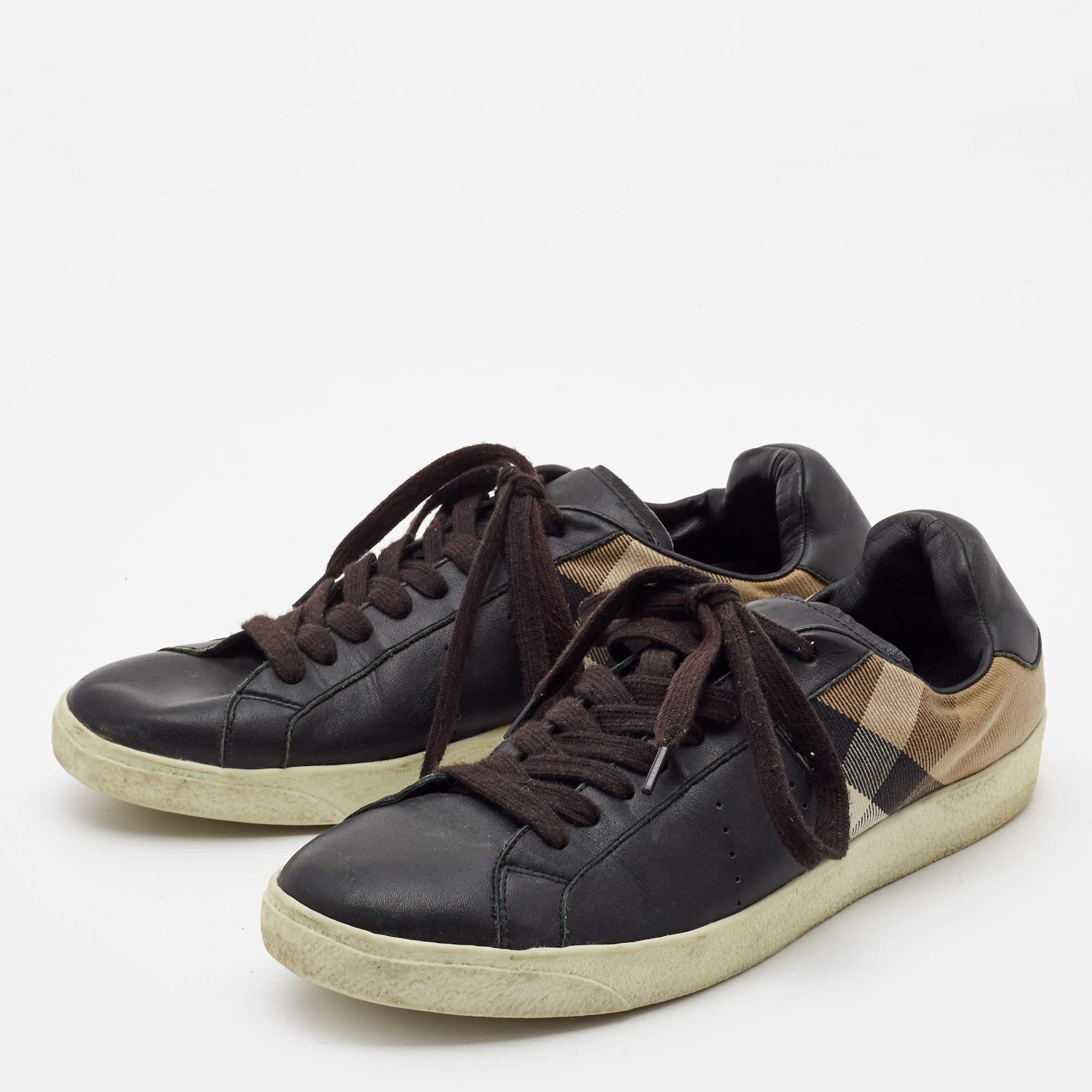 Ajoutez une touche d'originalité à votre tenue avec ces baskets. Fabriquées à partir de matériaux de qualité supérieure, elles présentent des empeignes à lacets et des semelles intérieures relaxantes. La semelle durable de cette paire vous assure