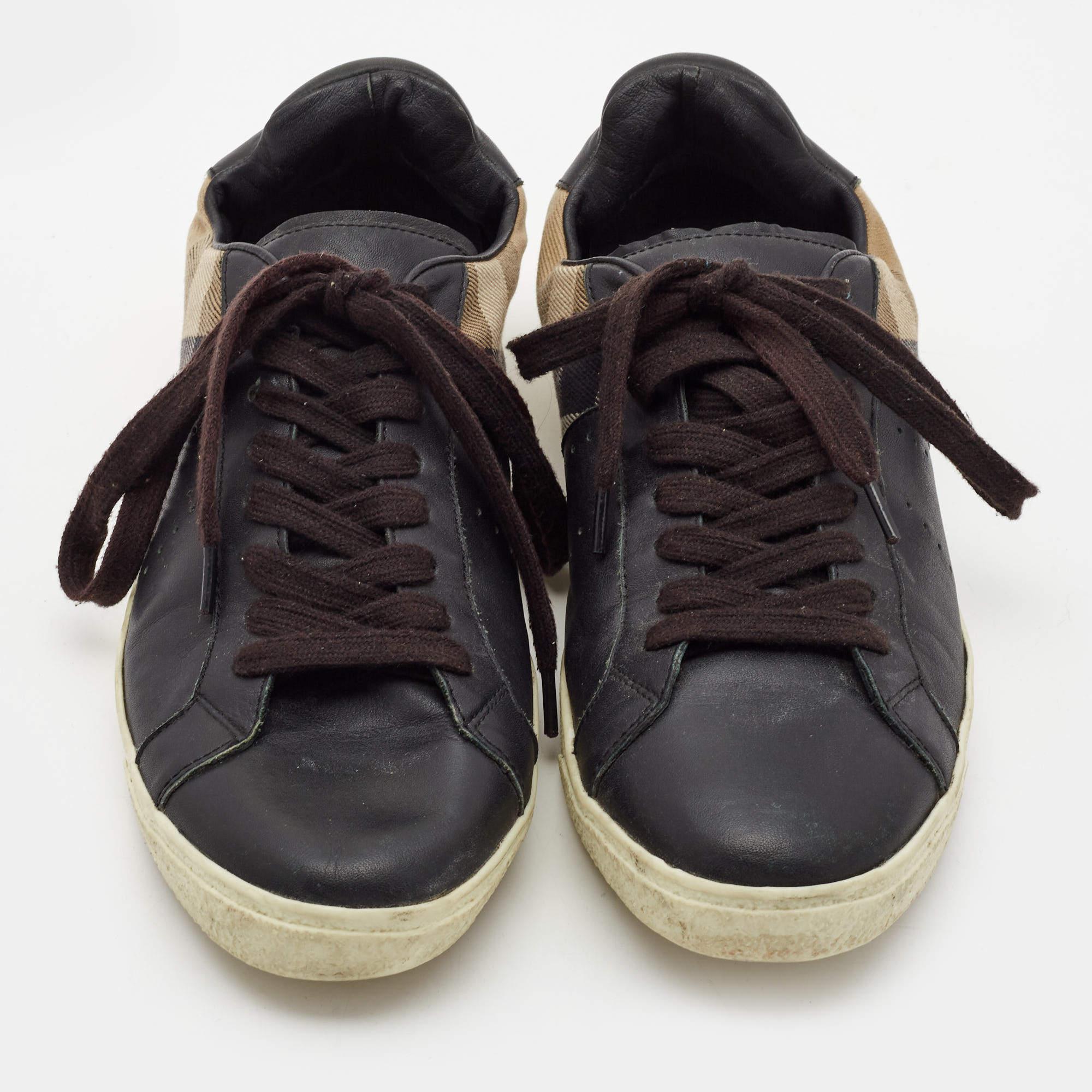 Noir Baskets Burberry noires/beiges en toile et cuir à lacets taille 41 en vente