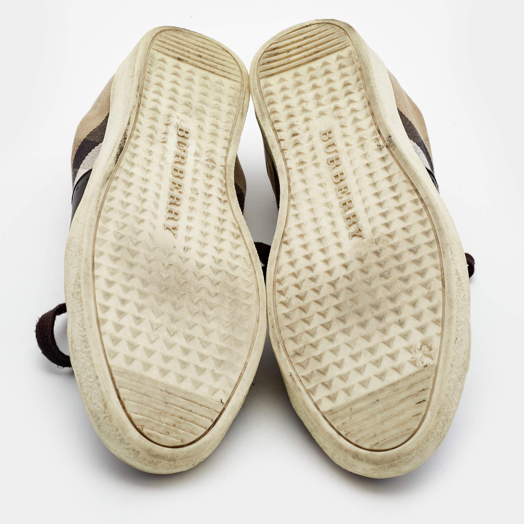 Baskets Burberry noires/beiges en toile et cuir à lacets taille 41 en vente 1