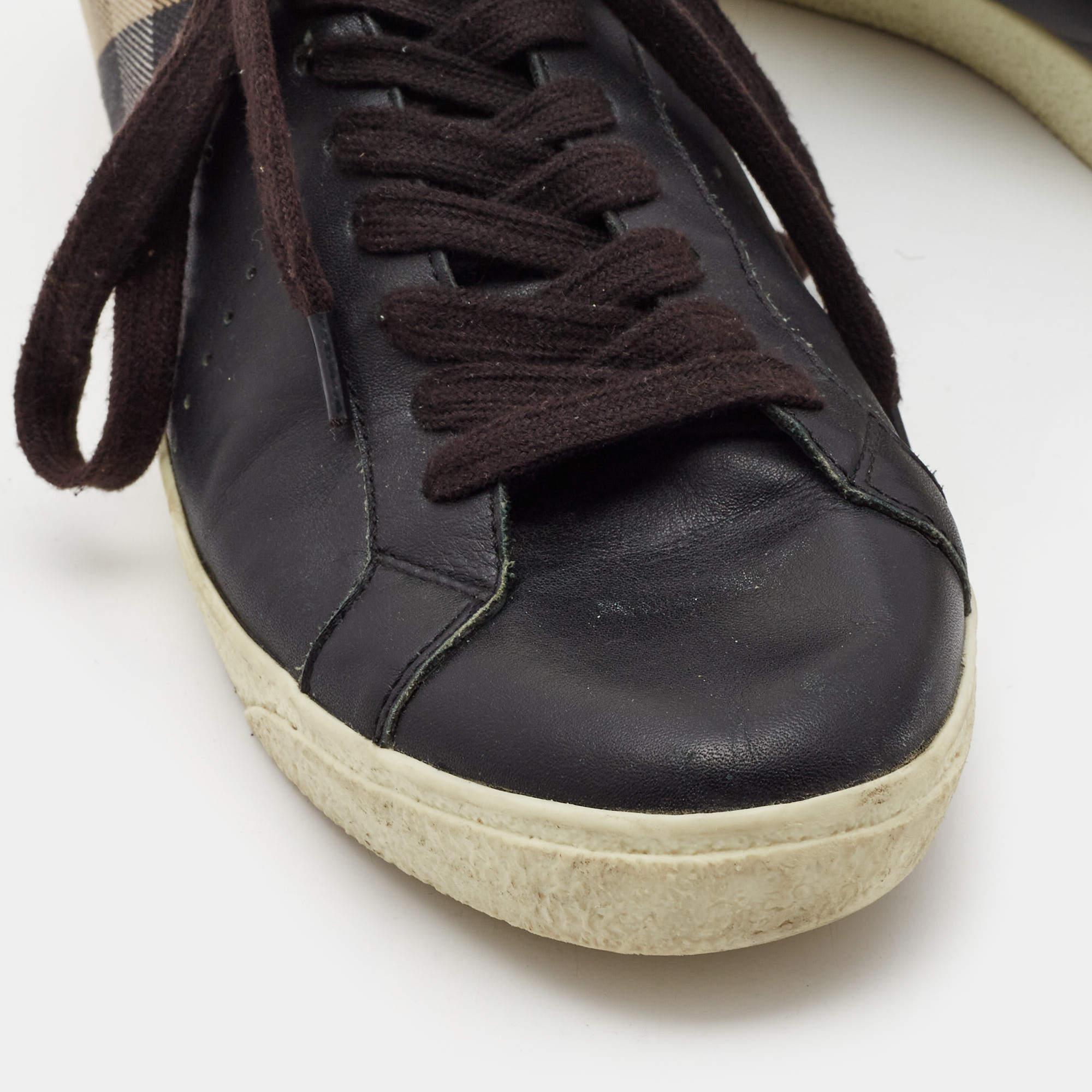 Baskets Burberry noires/beiges en toile et cuir à lacets taille 41 en vente 2