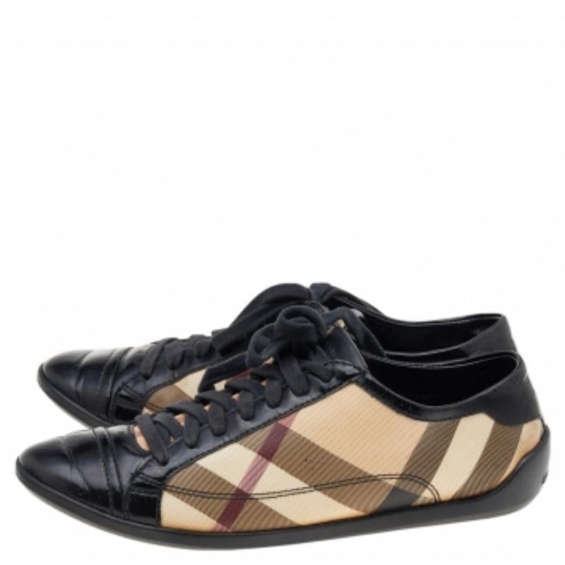 Complementa tus conjuntos informales con un par de zapatos de Burberry. Las zapatillas están diseñadas con un perfil bajo utilizando lona de cuadros y charol. Acabado con cordones y la etiqueta en los contrafuertes, este par es de gran comodidad y