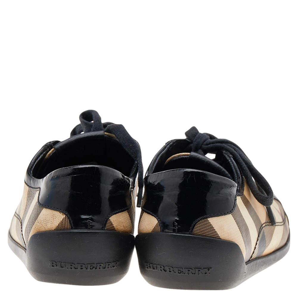 Burberry Black/Beige Canvas And Patent Leather Low Top Sneakers Size 37 In Good Condition For Sale In Dubai, Al Qouz 2