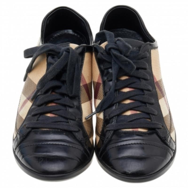 Burberry Zapatillas bajas de lona y charol negro/beige talla 37 en Bueno estado para la venta en Dubai, Al Qouz 2