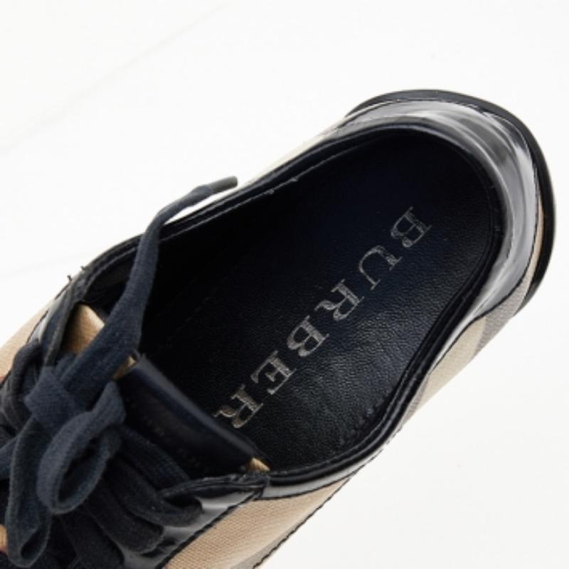 De las mujeres Burberry Zapatillas bajas de lona y charol negro/beige talla 37 en venta
