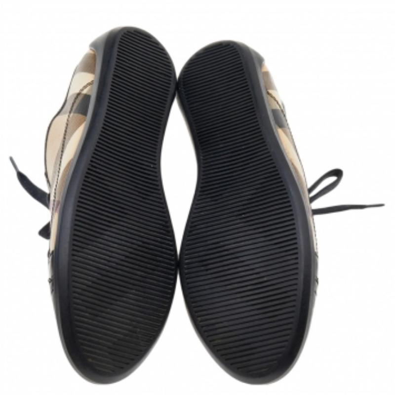 Burberry Zapatillas bajas de lona y charol negro/beige talla 37 en venta 2