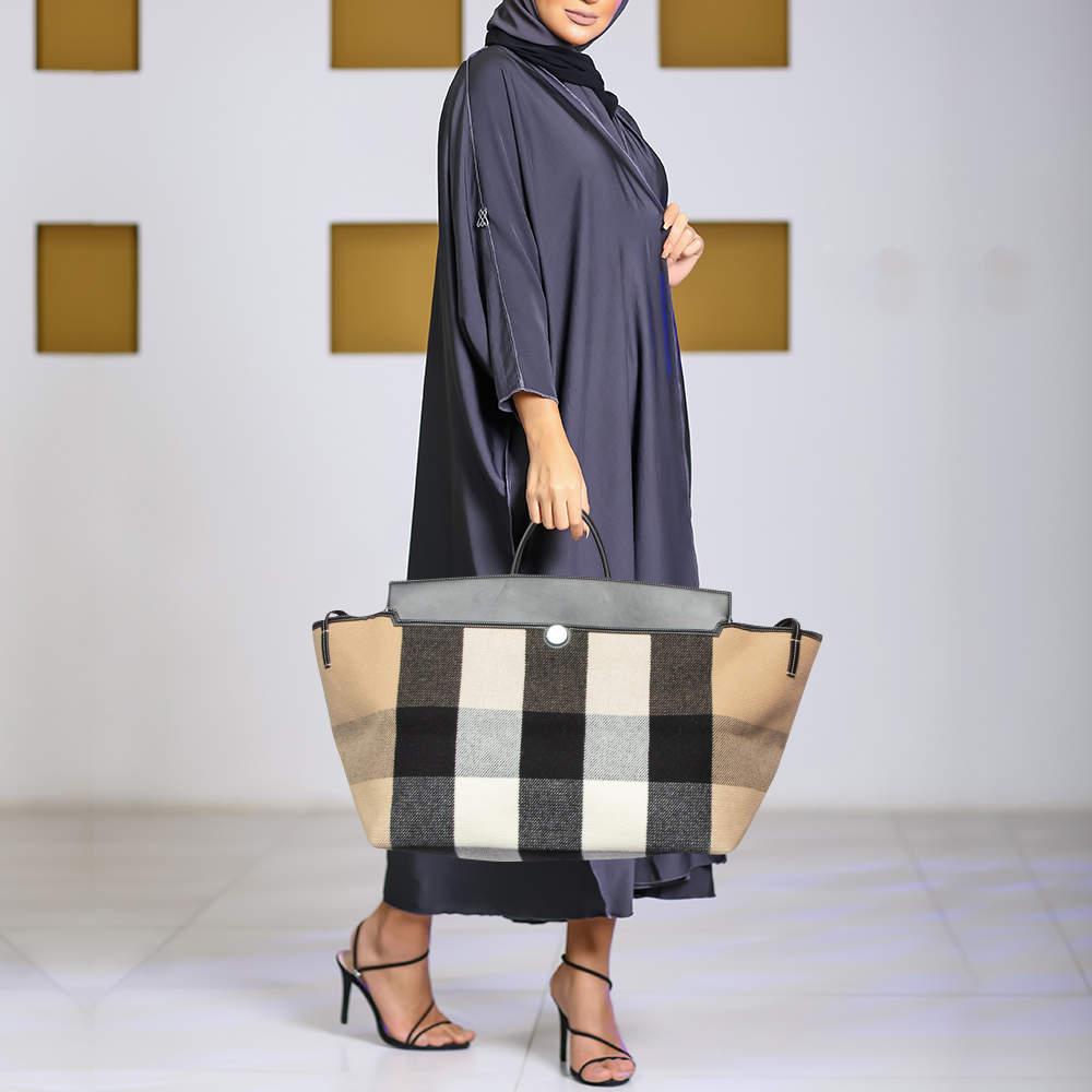 Burberry Black/Beige Check Wool and Leather XL Society Holdall Tote In New Condition In Dubai, Al Qouz 2