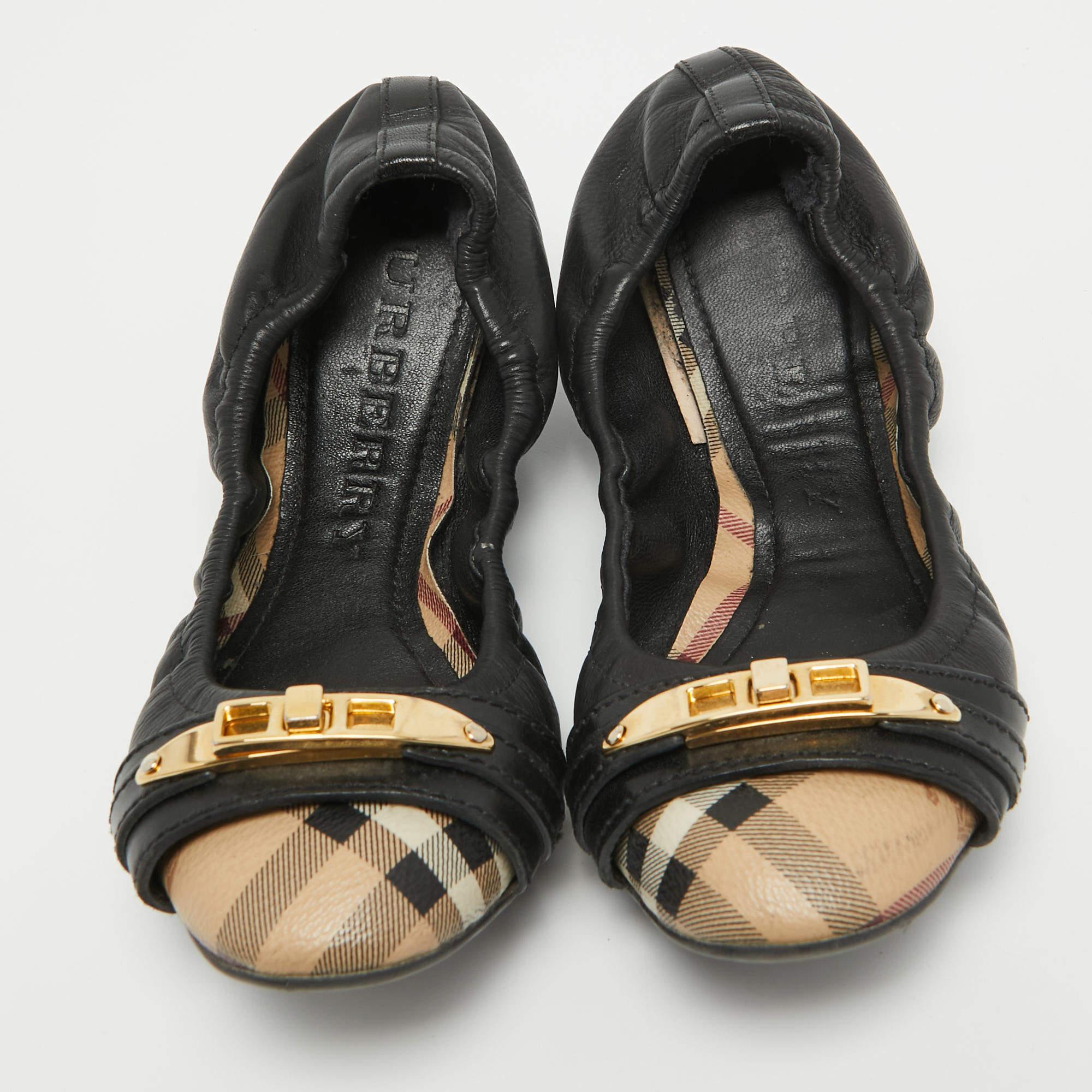 Bailarinas Burberry Negro /Beige House Check Lona y Piel Talla 35 en Bastante bueno estado para la venta en Dubai, Al Qouz 2