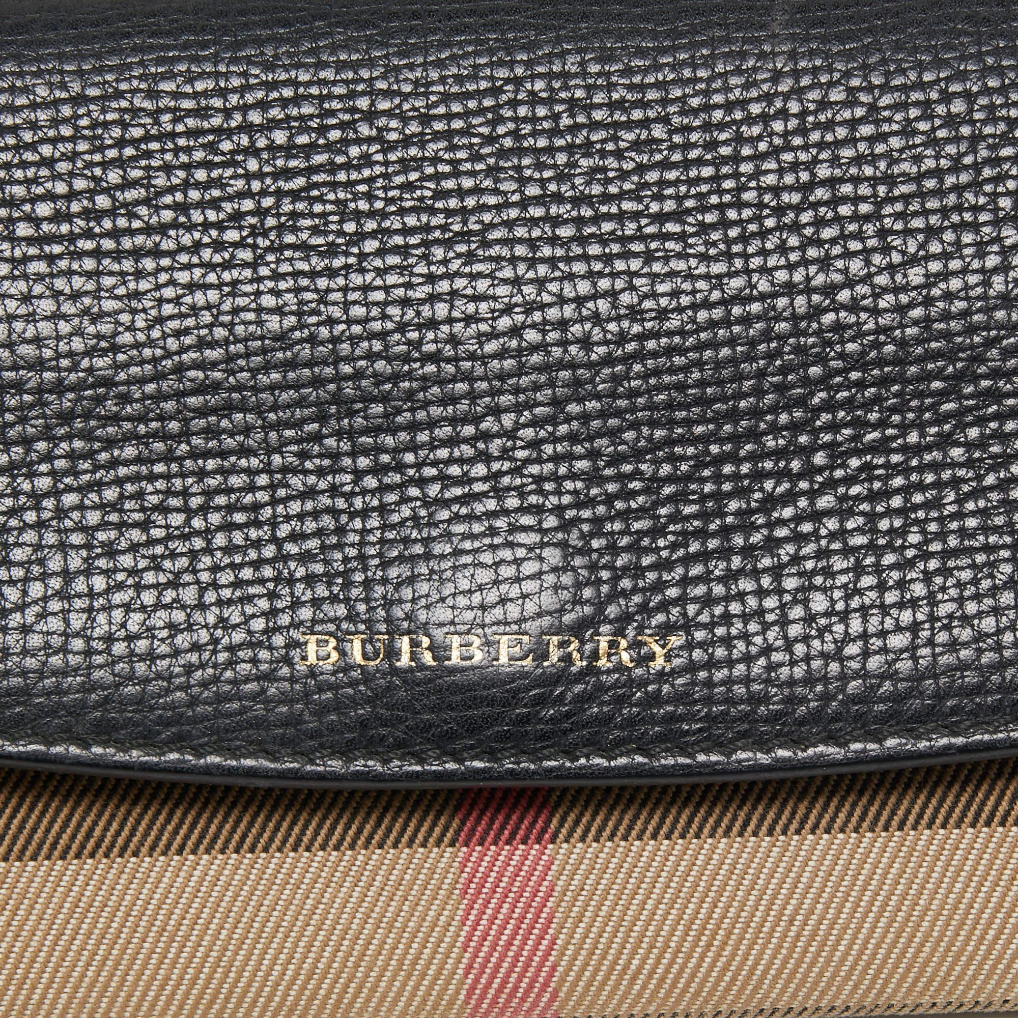 Burberry Schwarz/Beige House Check Portemonnaie aus Segeltuch und Leder mit Lederklappe Continental Wallet im Angebot 4