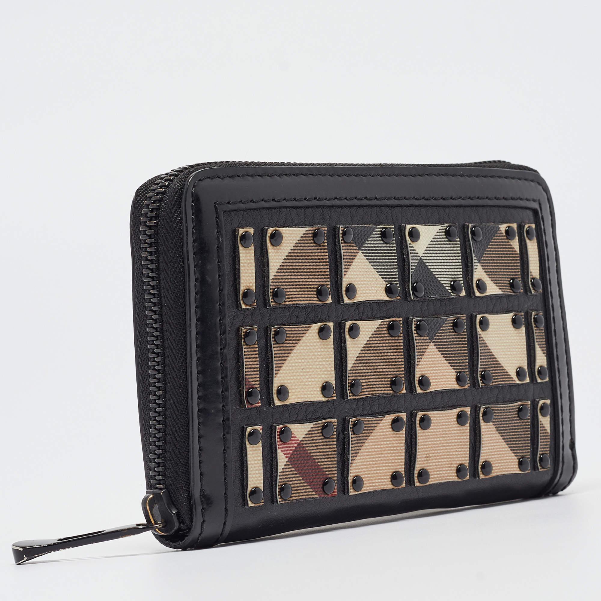 Burberry Black/Beige House Check PVC and Patent Leather Warrior Wallet In Good Condition In Dubai, Al Qouz 2