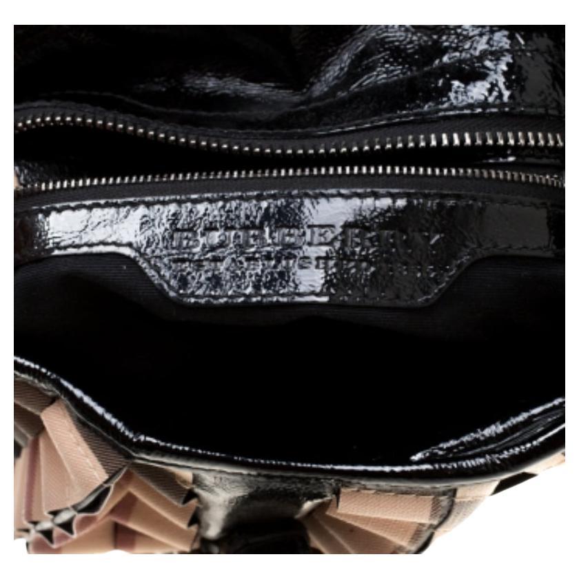 La tote della casa Burberry presenta l'iconico PVC Nova Check con pieghe che percorrono tutta la borsa. Sostenuta da due manici e dotata di uno spazioso interno in tela, la borsa è un'ottima opzione da portare con sé per il lavoro.