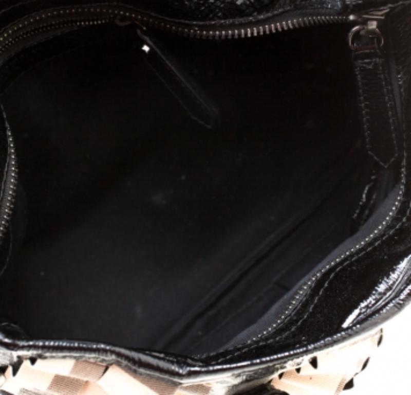 Burberry Nero/Beige Nova Check Tote in PVC e vernice con pieghe a cartuccia In condizioni discrete in vendita a Dubai, Al Qouz 2
