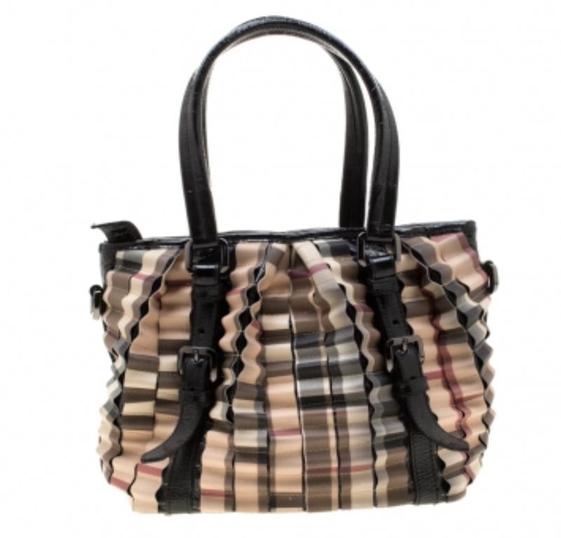Burberry Nero/Beige Nova Check Tote in PVC e vernice con pieghe a cartuccia in vendita 1