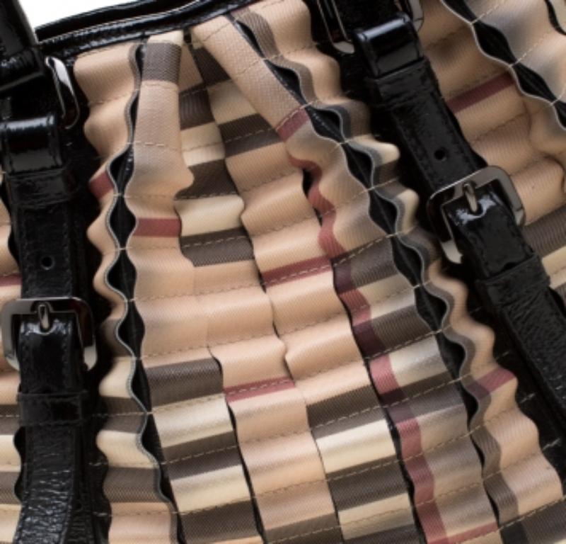 Burberry Nero/Beige Nova Check Tote in PVC e vernice con pieghe a cartuccia in vendita 3