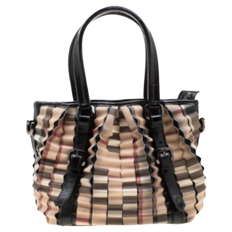 Burberry Nero/Beige Nova Check Tote in PVC e vernice con pieghe a cartuccia in vendita