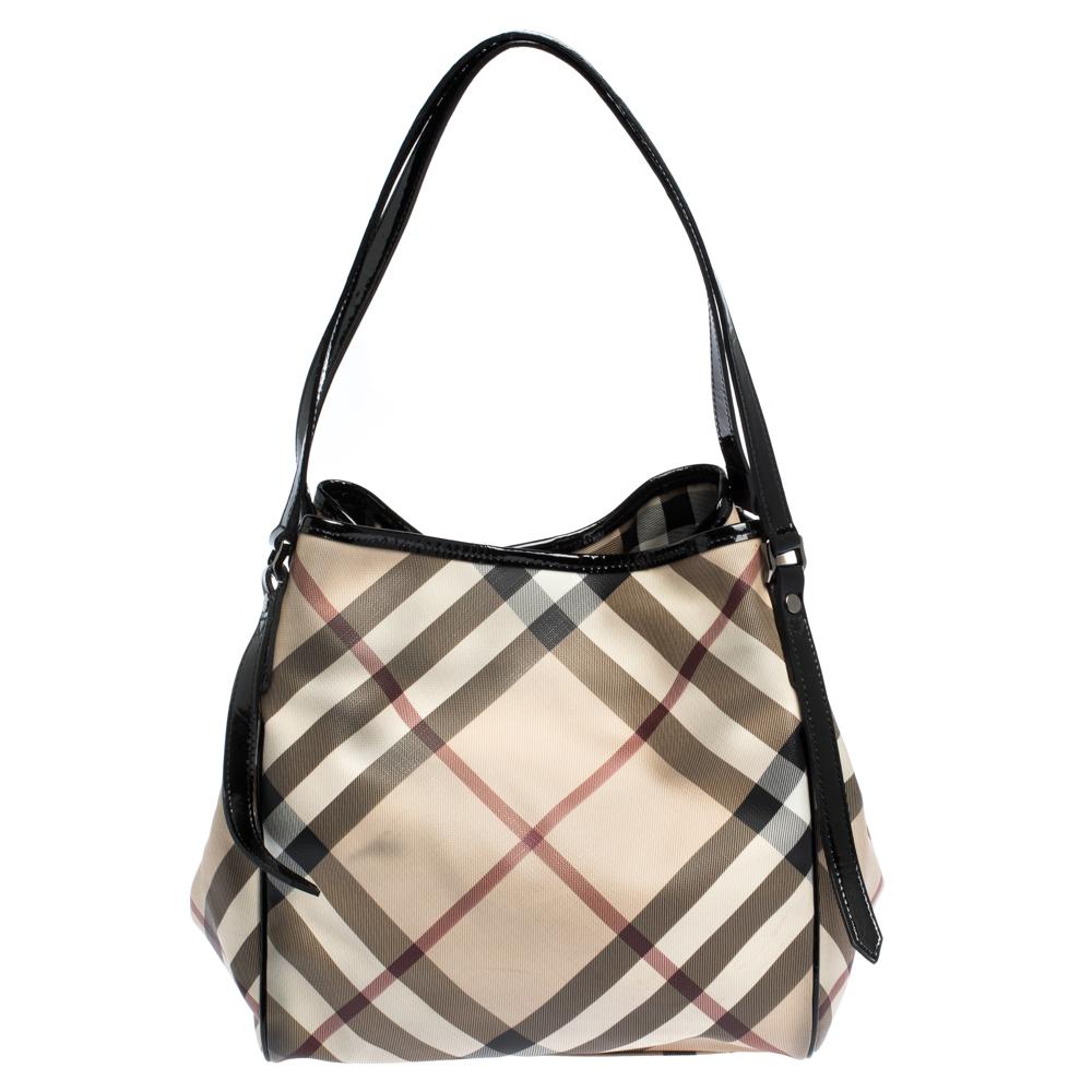 Diese Canterbury-Tasche von Burberry ist aus PVC im charakteristischen Nova-Karo gefertigt. Sie verfügt über zwei flache Griffe aus Lackleder:: schützende Metallfüße und ein mit Segeltuch gefüttertes Inneres:: in dem alle Dinge des täglichen Bedarfs