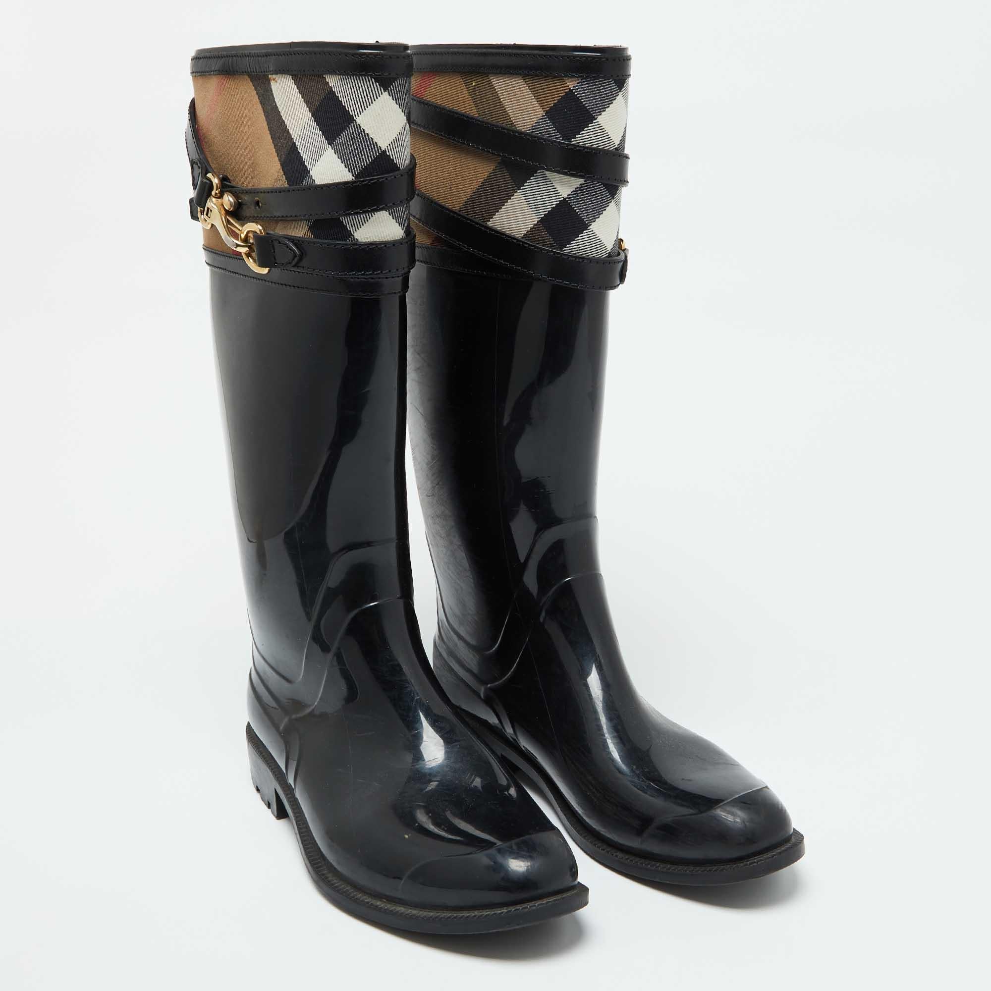 Bottes de pluie en caoutchouc et toile à carreaux Burberry noir/beige Taille 38 Bon état à Dubai, Al Qouz 2