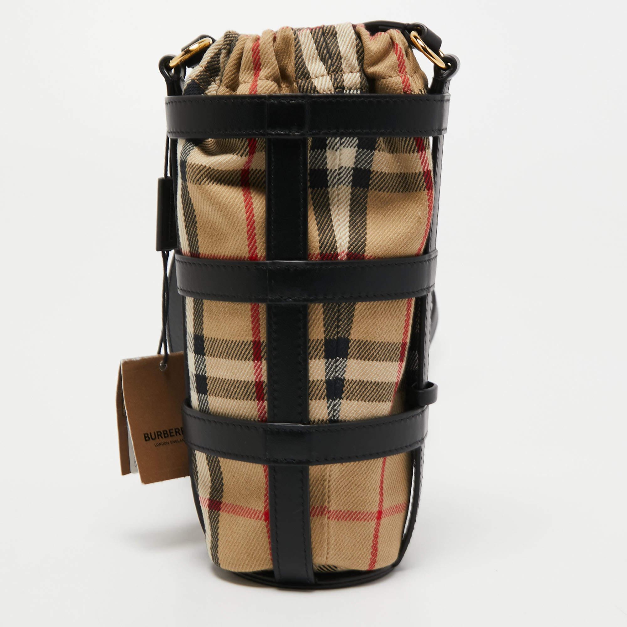 Burberry's water bottle holder is made from canvas & leather and is highlighted by the brand name on the front. It has gold-tone metal fittings and a long leather strap.
 
Includes: Original Dustbag, Brand Tag

