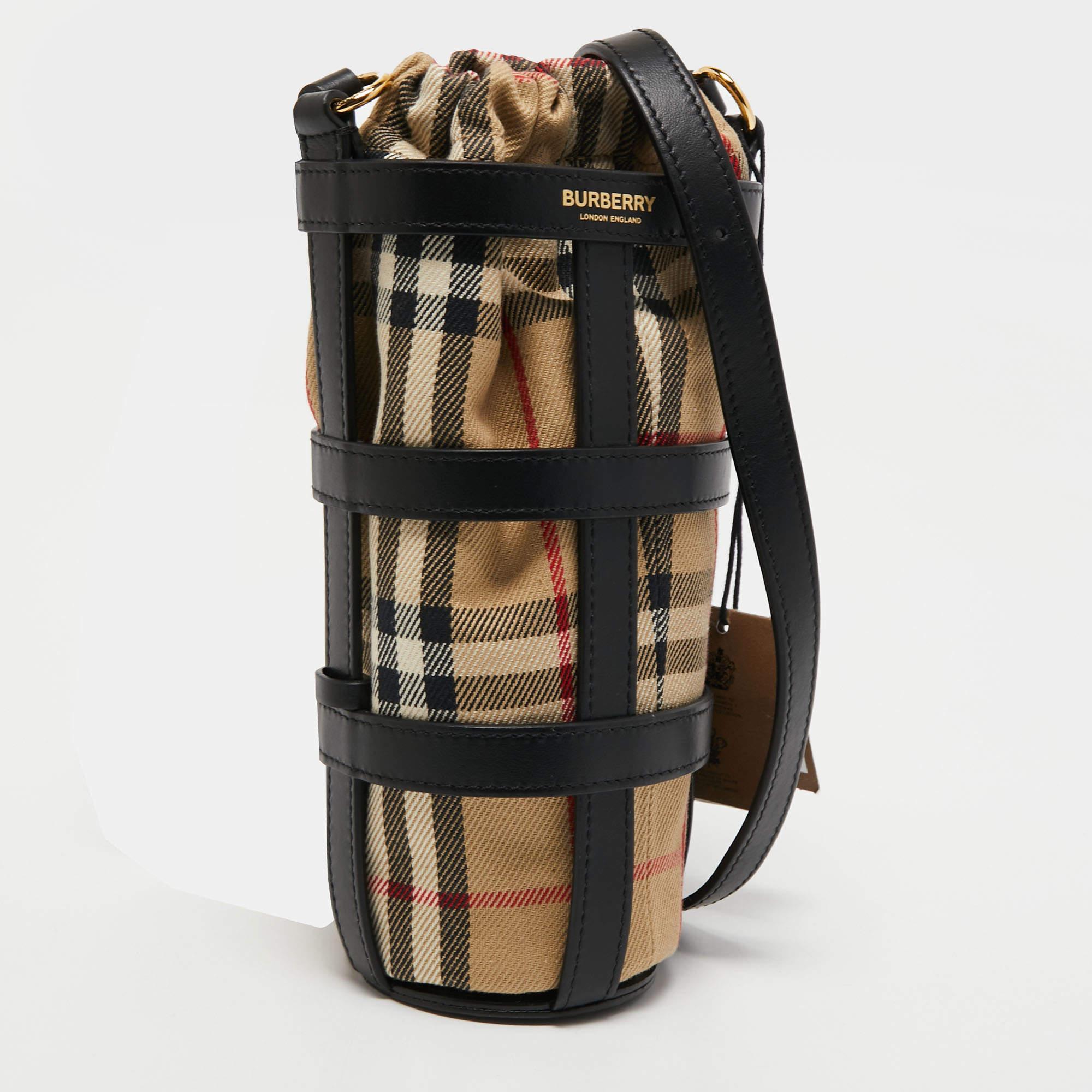Burberry Black/Beige Vintage Check Canvas and Leather Water Bottle Holder In New Condition In Dubai, Al Qouz 2