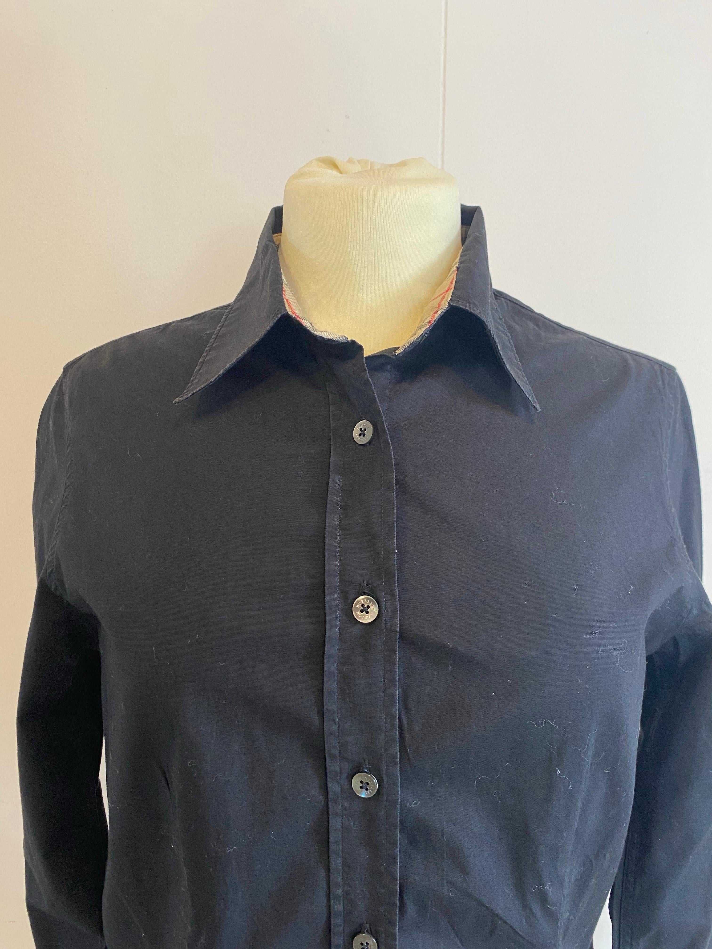 Burberry Camicetta nera.
Taglia S.
97% cotone, 3% elastan.
Spalle 38 cm.
Altezza 60 cm.
In buone condizioni, presenta segni di utilizzo come mostrato nelle foto.