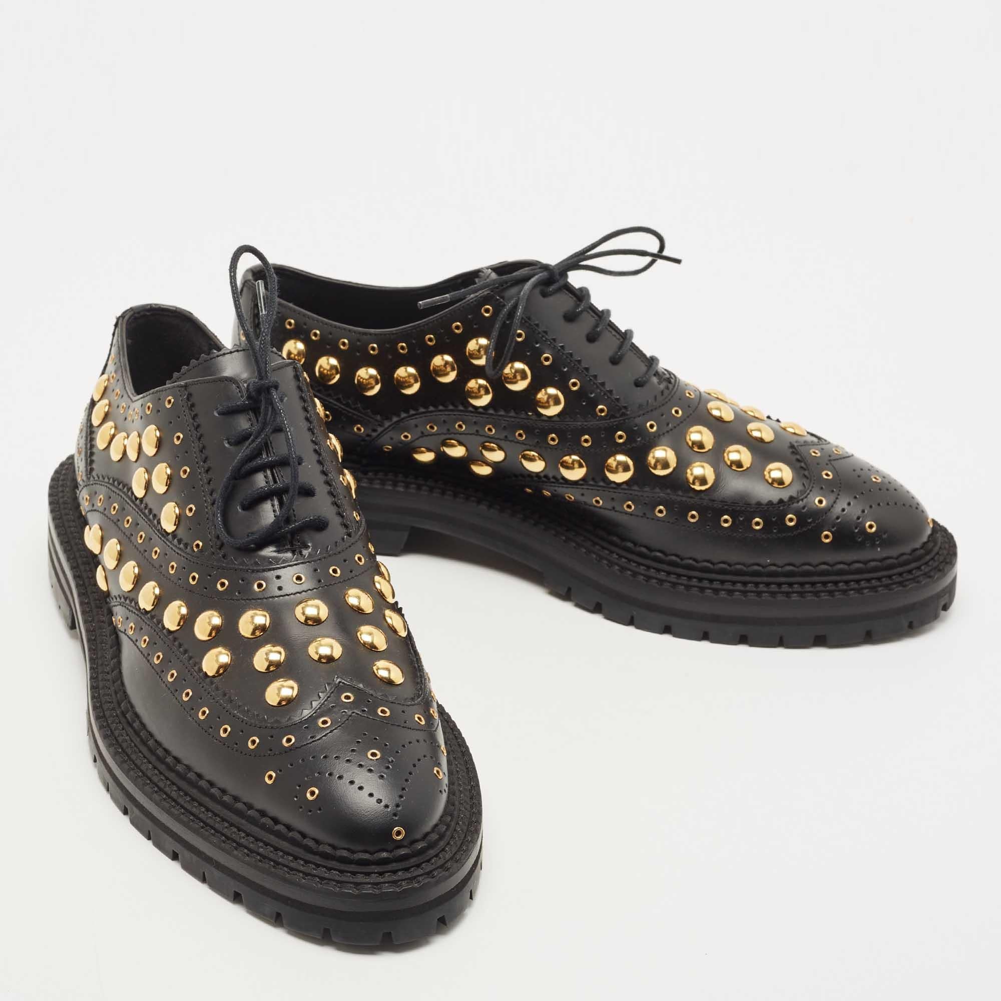 Take your shoe game a notch higher with these wonderful Deardown oxfords from Burberry. The black oxfords are crafted from leather and feature a brogue design. They come with round toes, lace-ups on the vamps, and gold-tone metal details on the