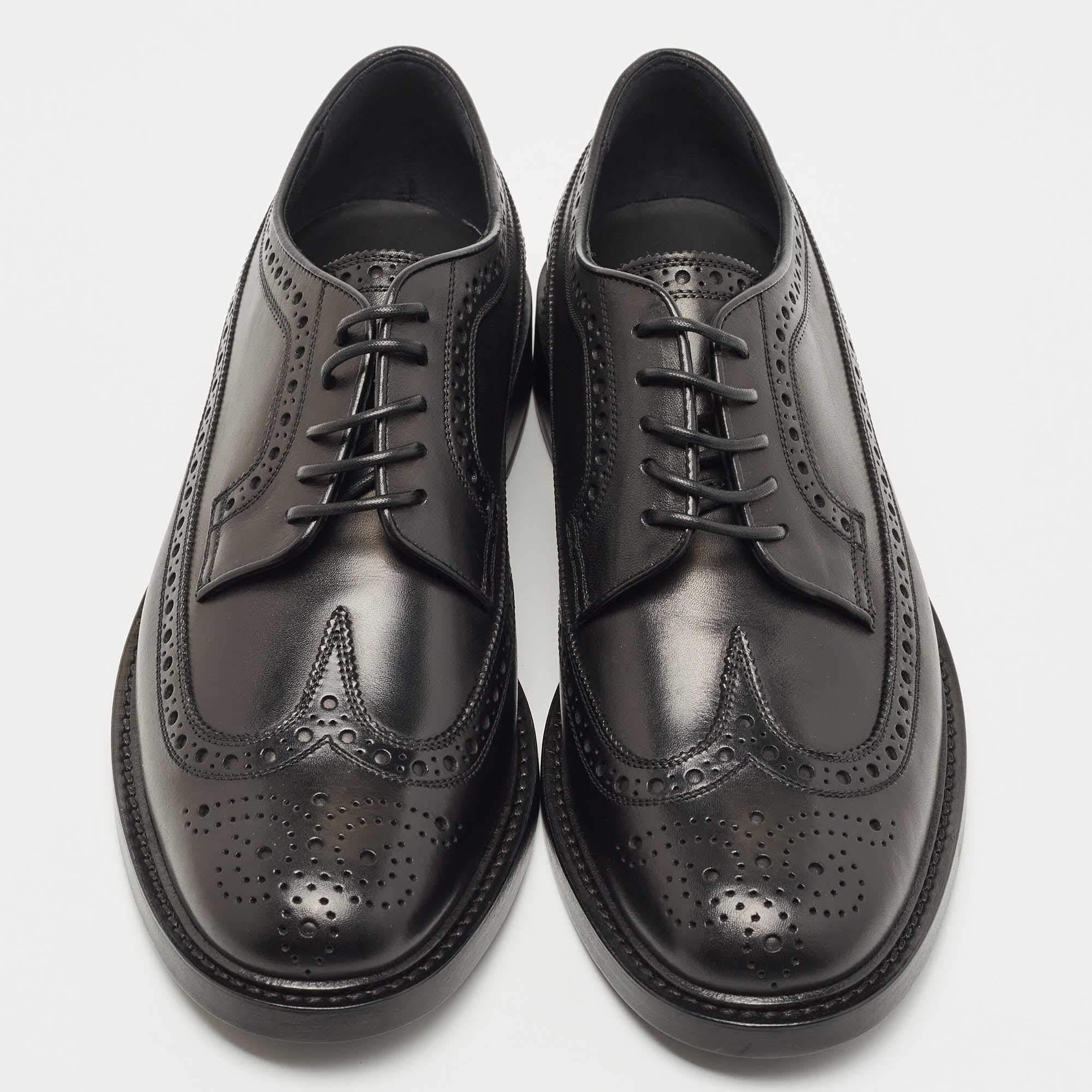A perfect combination of classy and refined style, these stunning Burberry oxfords are a must-have for men who don't shy from flaunting something exclusive. Constructed in leather, these shoes feature brogue details and lace-up on the vamps to