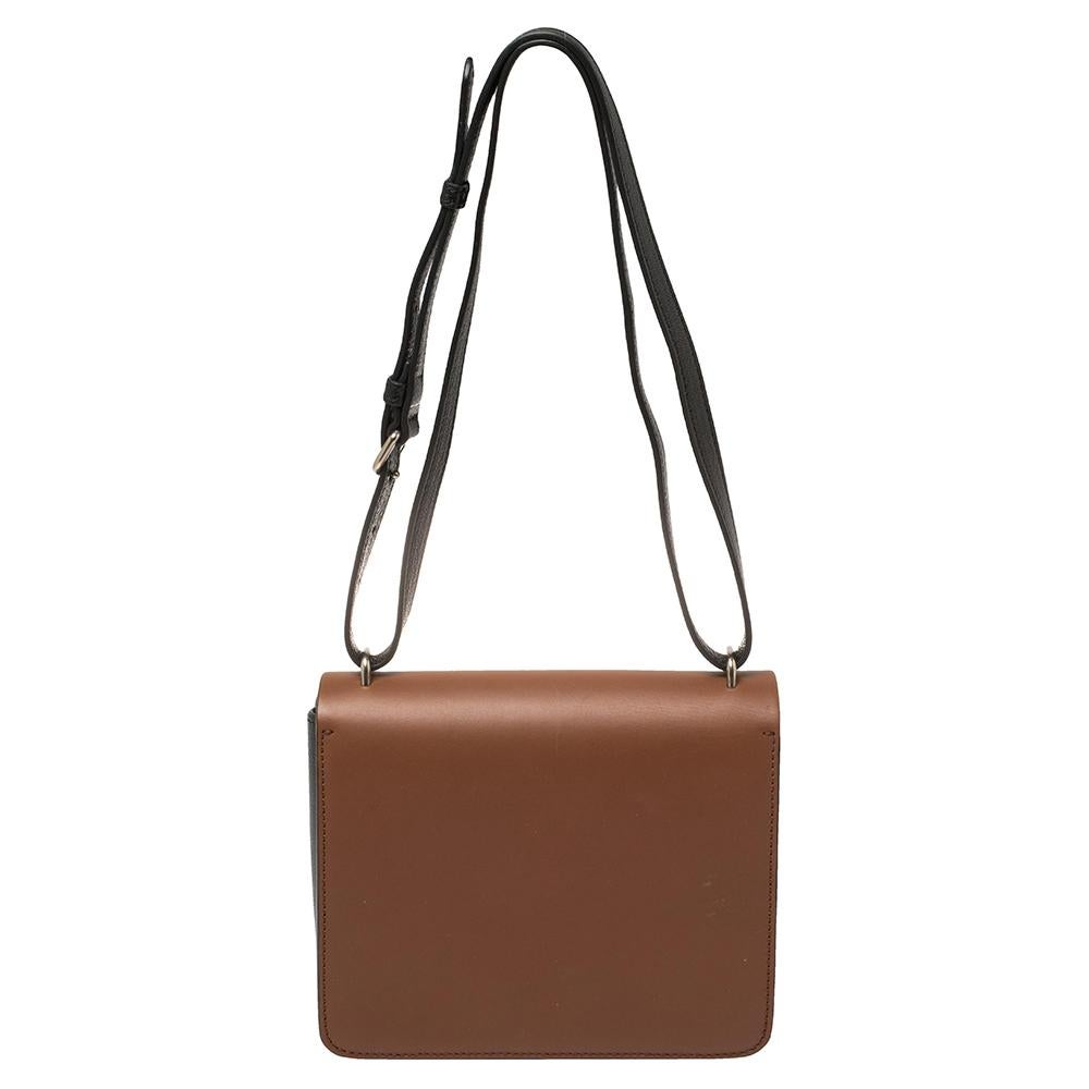 Masterfully crafted from leather, this creation in black and brown can easily hold all your little essentials. This chic shoulder bag by Burberry features an adjustable shoulder strap, a D-ring detail, and a leather interior secured by a