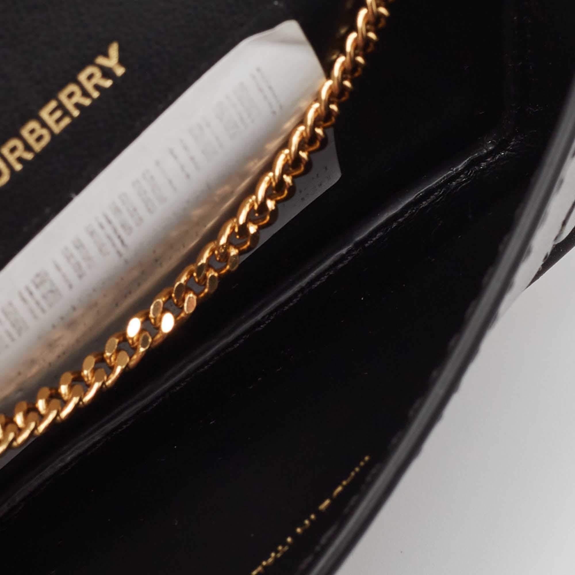 With a clean and classic structure this Burberry card case is a must have. It is created from leather with a striking leopard print and displays a brand signature on the front a chain strap and a lined interior.