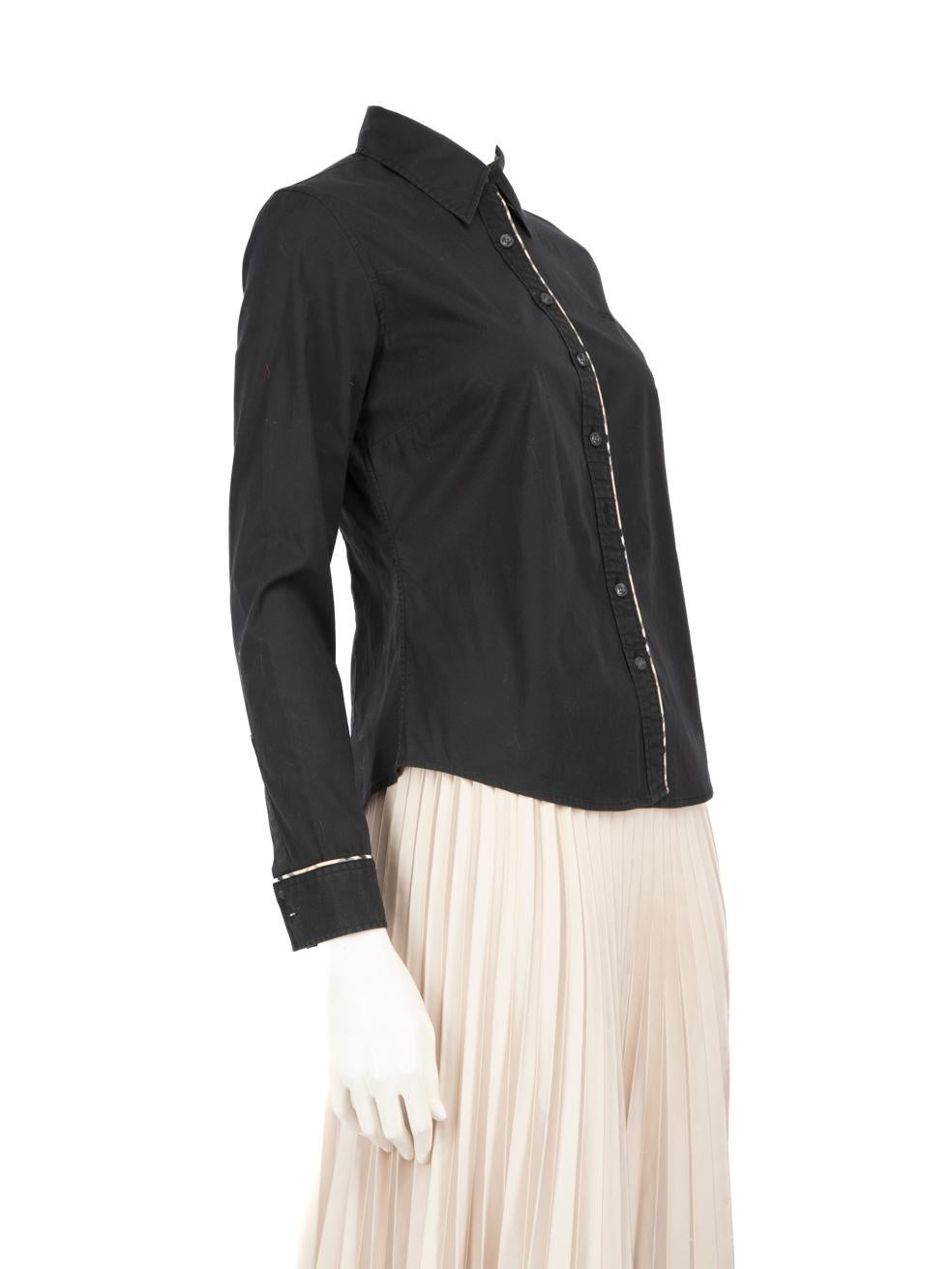 CONDIZIONE: molto buona. L'usura della parte superiore è minima. Leggero scolorimento su entrambi i polsini di questo articolo usato di rivendita Burberry.
 
 
 
 Dettagli
 
 
 Nero 
 
 Cotone
 
 Camicia
 
 Maniche lunghe
 
 Ricamo logo frontale
 
