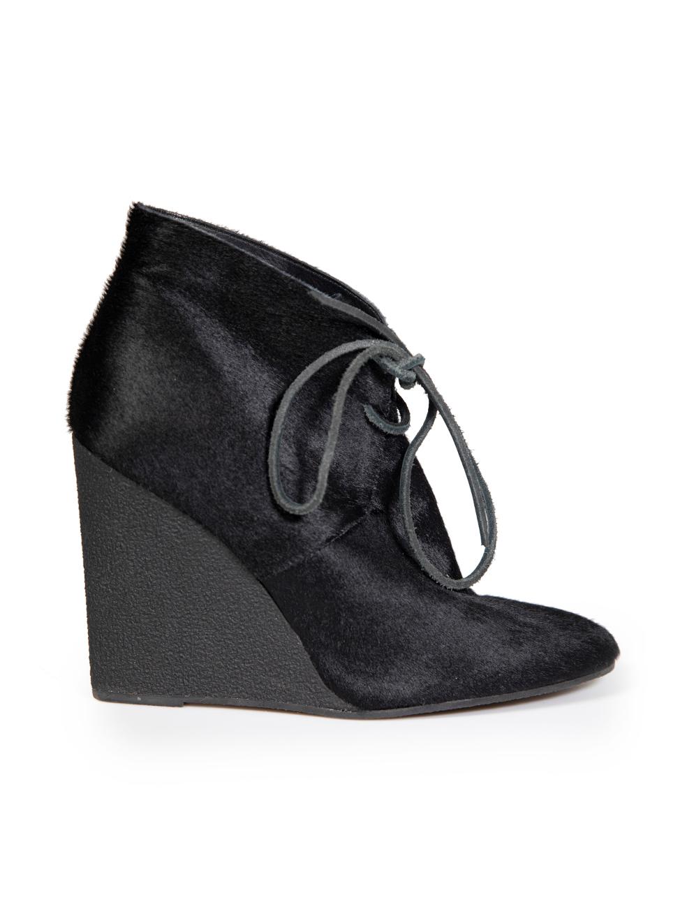 L'ÉTAT est très bon. L'usure minimale des bottes est évidente. Très légère usure de la semelle sur cet article de revente d'occasion de Burberry.
 

 

 

 Détails
 

 

 Noir
 

 Poil de poney
 

 Bottes à semelles compensées
 

 Talons hauts
 

