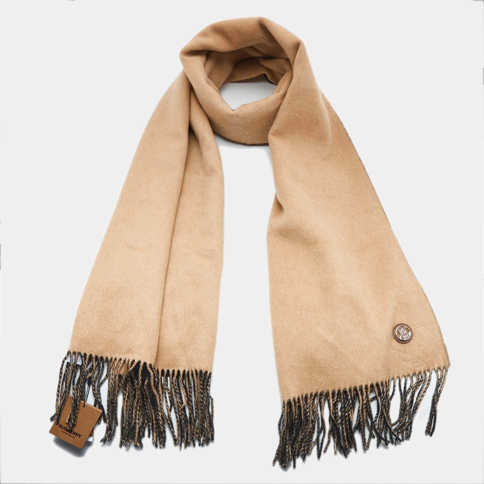Classy and stylish are some words that come to our minds when we look at the Burberry scarf. The label brings you this versatile creation made from luxurious materials that you style with many outfits.