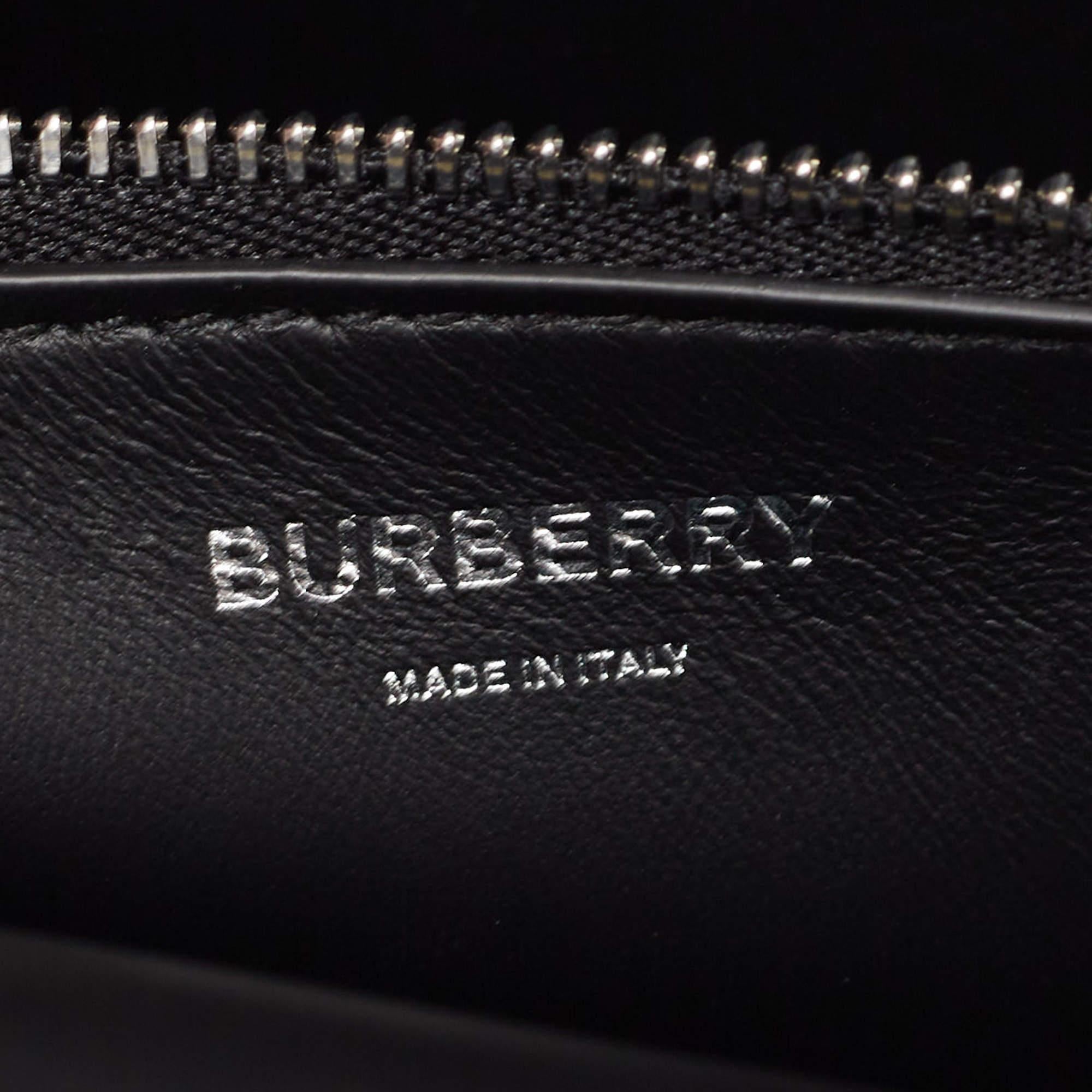 Burberry Schwarze Mini-Tasche aus Leder mit Camouflage-Druck im Angebot 8