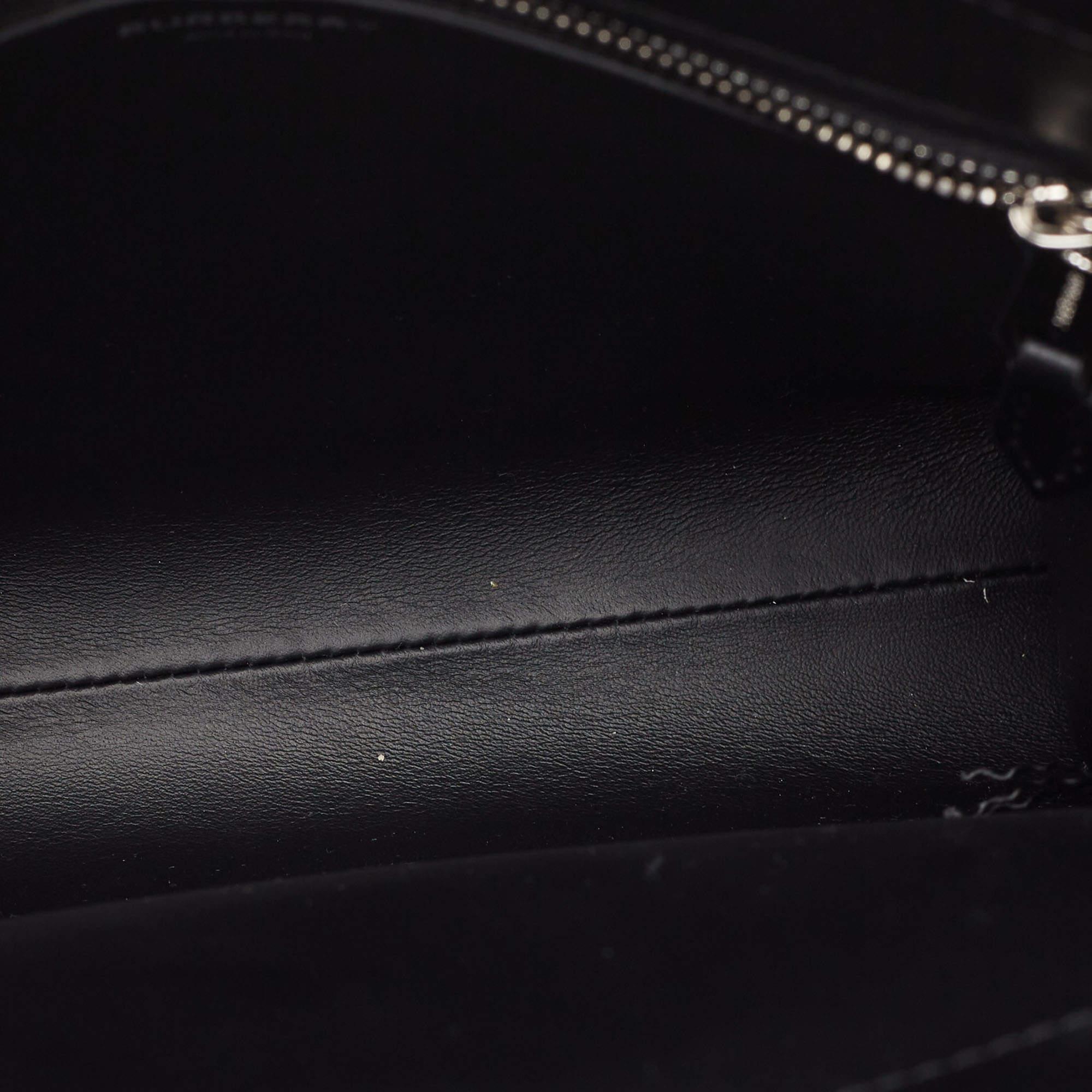 Burberry Schwarze Mini-Tasche aus Leder mit Camouflage-Druck im Angebot 2