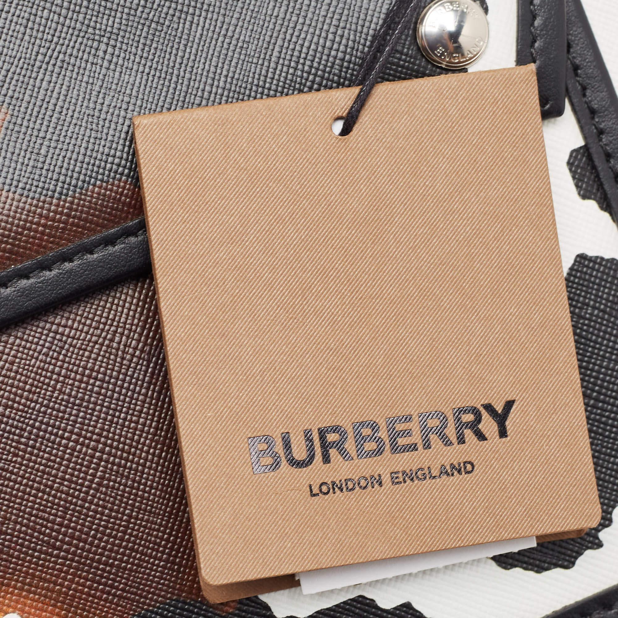 Mini sac de poche en cuir imprimé camouflage noir de Burberry 2