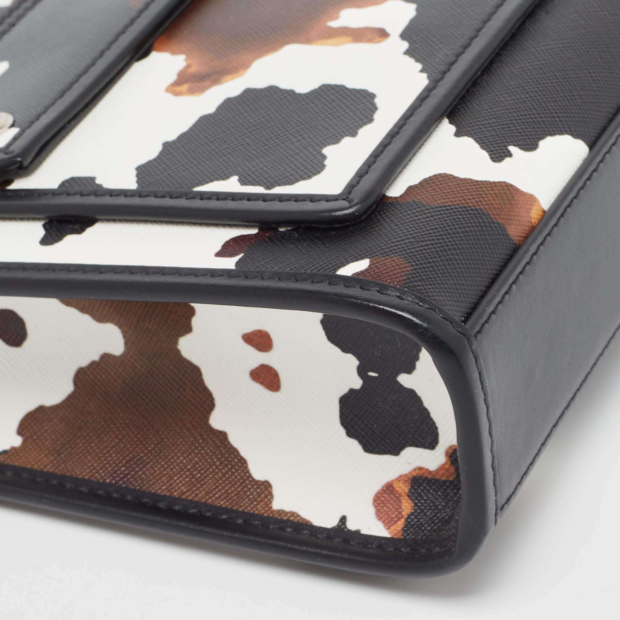 Mini sac de poche en cuir imprimé camouflage noir de Burberry 4