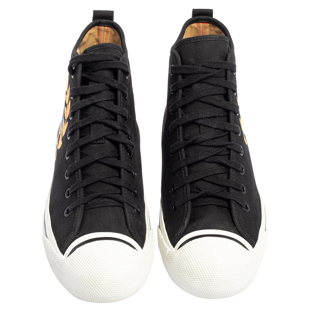 Crafted from canvas, styled with laces on the vamps and contrast logo detailing on the sides, these black Burberry Kingly Big C high-top sneakers will elevate your closet and provide you with a style quotient that will remain trendy in any season.


