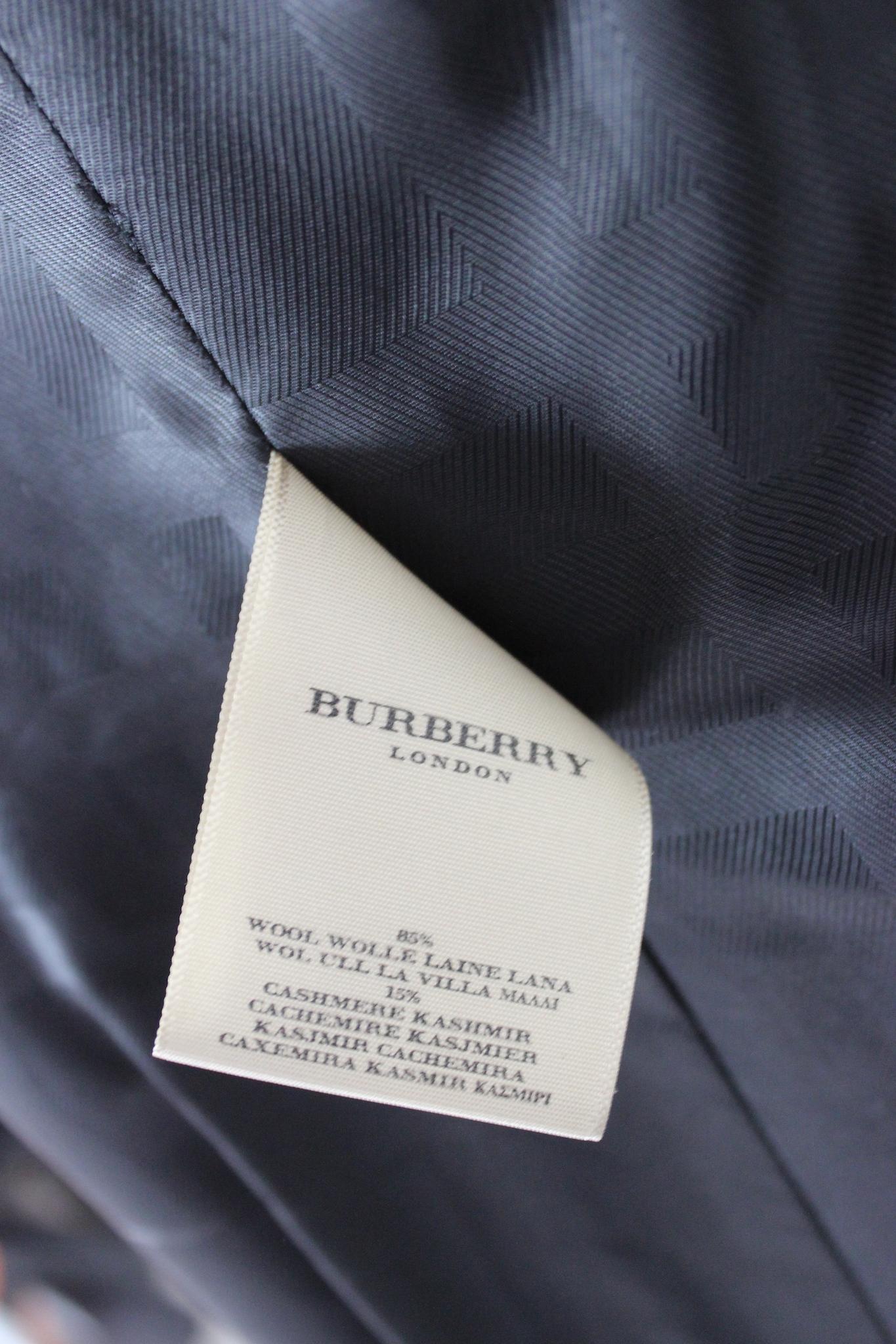Burberry classic 2000s cashmere coat. Black color, high collar, side pockets. 85% wool, 15% cashmere fabric, fully lined. Made in Italy.

Size: 44 It 10 Us 12 Uk

Shoulder: 44 cm
Bust/Chest: 51cm
Sleeve: 62 cm
Length: 103 cm
