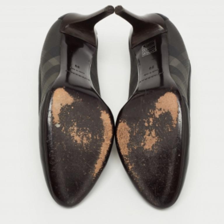 Burberry Schwarzer Karo-Leinwand und runde Zehe aus Leder  Pumps Größe 39 im Zustand „Relativ gut“ im Angebot in Dubai, Al Qouz 2