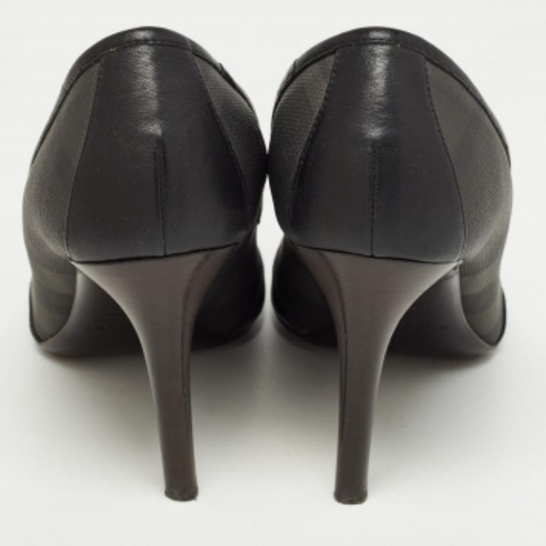 Burberry Schwarzer Karo-Leinwand und runde Zehe aus Leder  Pumps Größe 39 Damen im Angebot