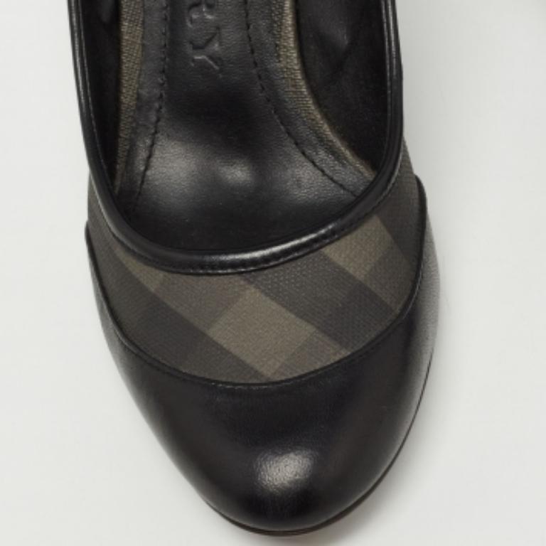 Burberry Schwarzer Karo-Leinwand und runde Zehe aus Leder  Pumps Größe 39 im Angebot 1