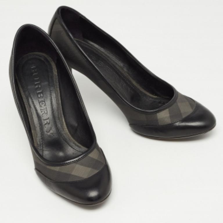 Burberry Schwarzer Karo-Leinwand und runde Zehe aus Leder  Pumps Größe 39 im Angebot 2