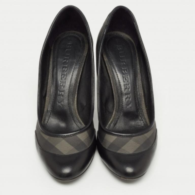 Burberry Schwarzer Karo-Leinwand und runde Zehe aus Leder  Pumps Größe 39 im Angebot 3